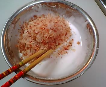 溶いてかつを節を加える