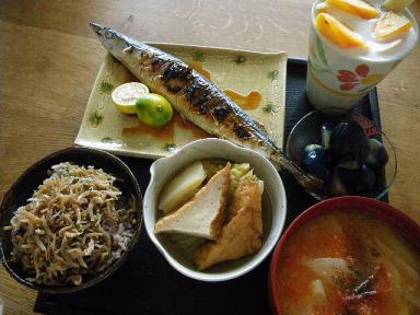 秋刀魚とトマト味噌汁