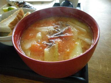 秋刀魚とトマト味噌汁のトマト味噌スープ