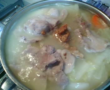 豚肉と味噌を加える