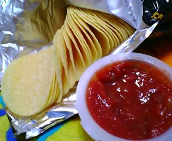 サルサで食べるコーンチップス