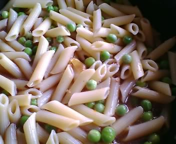 えんどうのチーズカレーソースペンネ・カレーを入れて