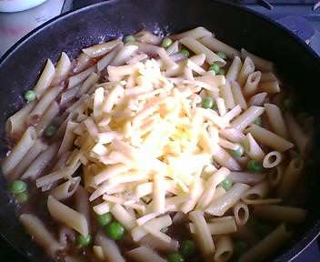えんどうのチーズカレーソースペンネ・チーズ投入