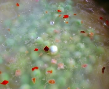 えんどうのチーズカレーソースペンネ・豆とペンネを湯掻く