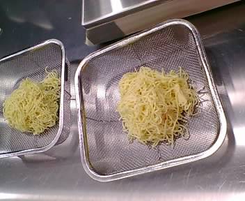 蒸す前の麺