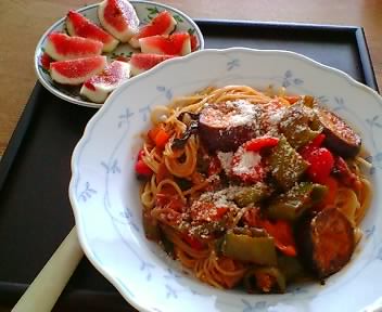 煮込みハンバーグソース野菜たっぷりパスタ１