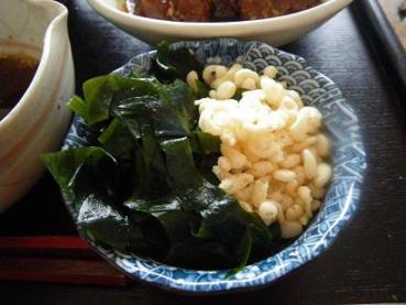薬味にわかめと天かす.JPG