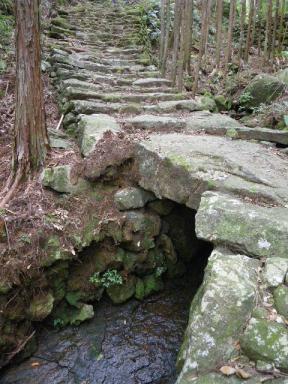 古道唯一の大きさの一枚岩の橋、推定３ｔ.JPG