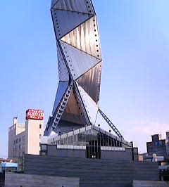 タワー下