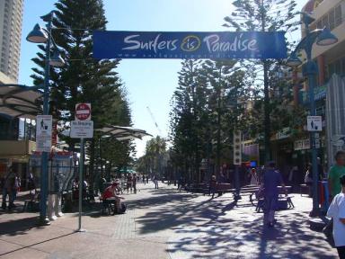 surfers cavil ave. entrance