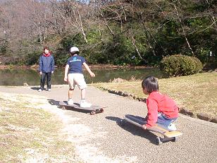 ばあばはお池で見張り番
