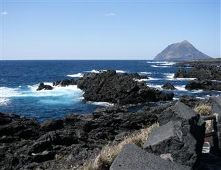 八丈島の海岸線