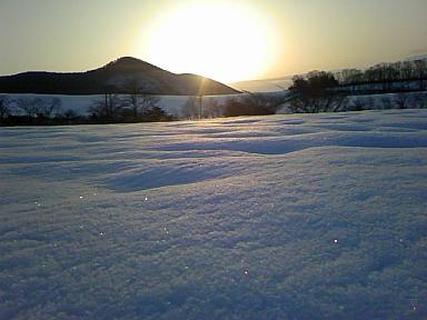 日の出の雪景色