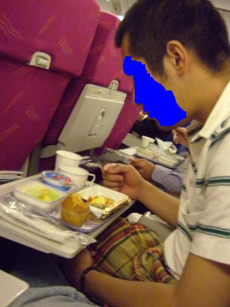 ラスベガス→ソウル間 機内食を食べるパパ (2007.5.1).JPG