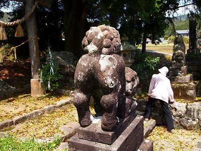 奈路の狛犬尻尾