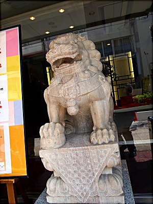 重慶飯店の獅子-左