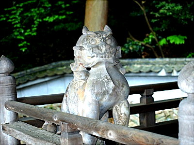 御霊神社の狛犬－左