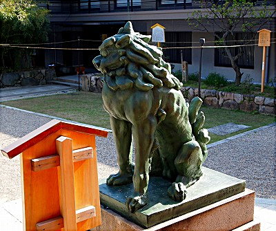 生田神社の狛犬左