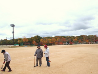 紅葉遠景とグランドゴルフ