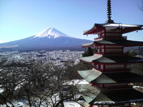 忠霊塔からの富士吉田と富士山