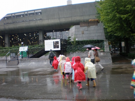 カッパ着た遠足の小学生