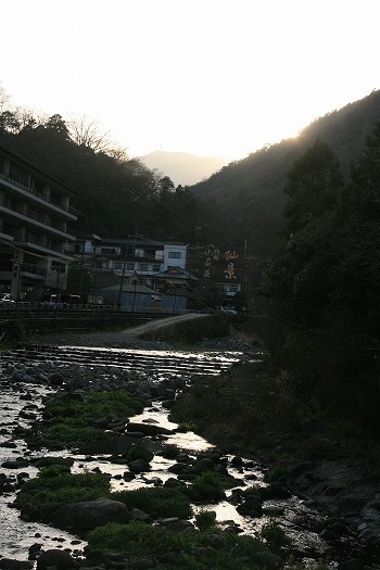 夕暮れの川