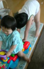 おーちゃん、ゆっきの車を何度も押したり引いたり～