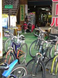 大沼公園駅前近くの貸し自転車屋さん