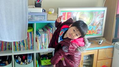 おーちゃん、新しい部屋にてポーズ。物がみっちみち