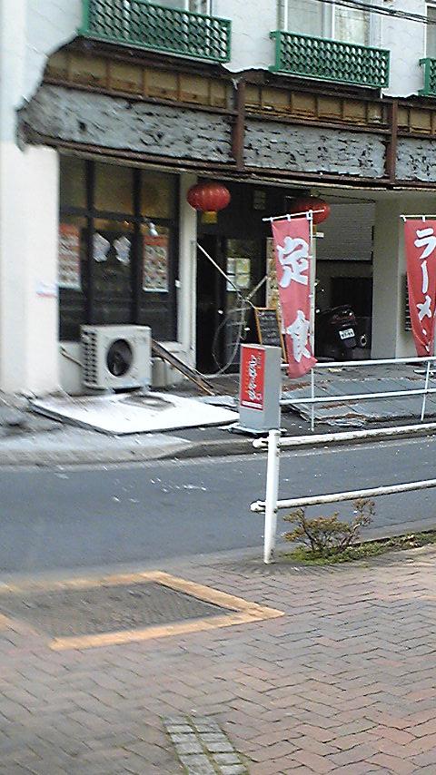 倒壊した屋根と看板