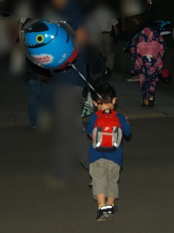 P8023611  風船を持って.jpg