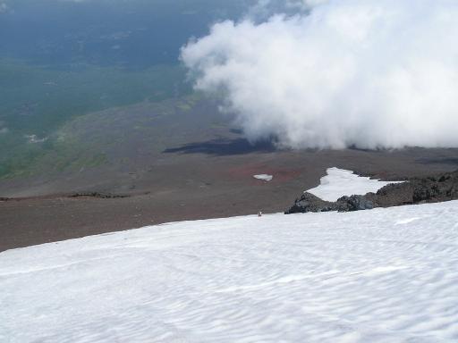 2011-07-02 不浄流しの雪渓を下る