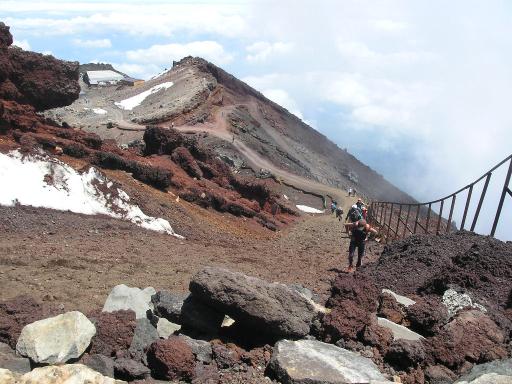 2011-07-02 剣ヶ峰から馬の背を見下ろす