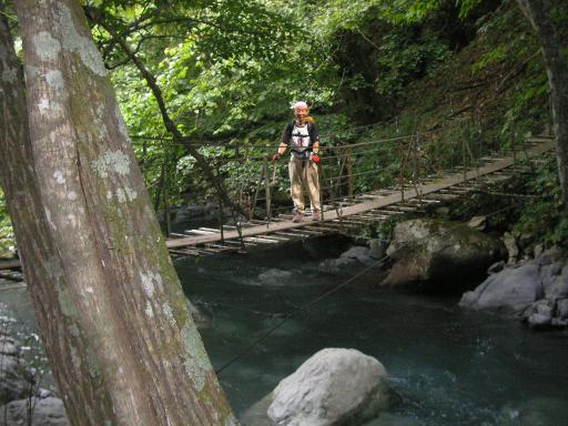 2011-07-２４　上河内沢に架かる吊り橋・台風後で水量も多い