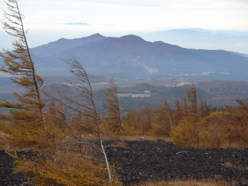 2011-10-30 小天狗塚から愛鷹山塊を望む
