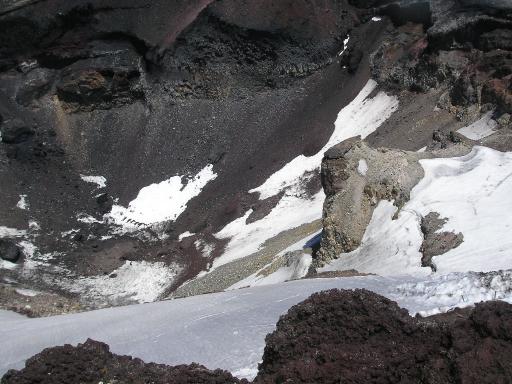 2011-07-02 山頂から火口を見下ろす・右が虎岩