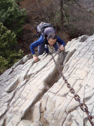 2011-11-27 鎖場を登るM田さん