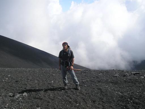2011-07-02 宝永第一火口の縁で