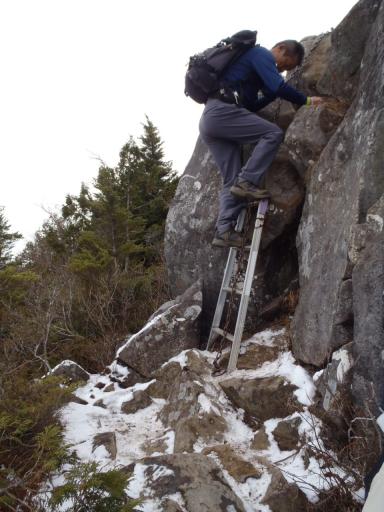 2011-11-27  乾徳山頂から水のタル方向へ下り始める