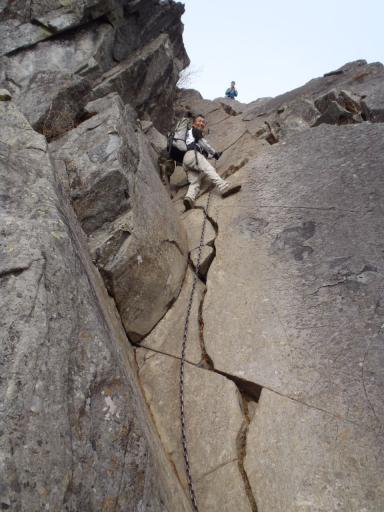 2011-11-27  乾徳山山頂直下の鎖場を登るM本さん