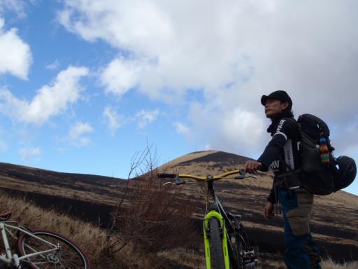 2011-11-25 四辻　　後方は双子山