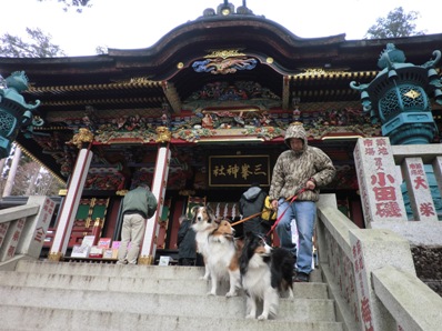 三峰神社参拝中