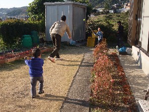 庭にて