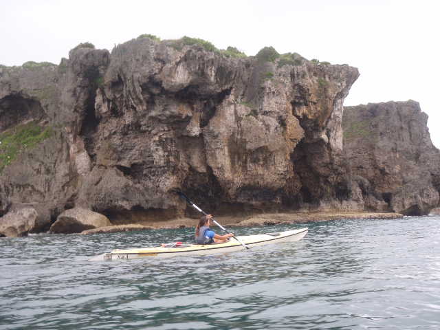 万座毛を海から見る