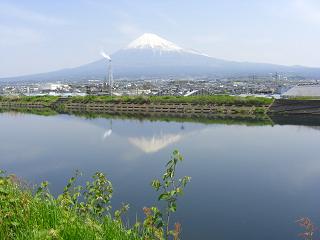 川面に映る富士山