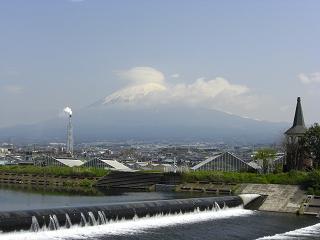 川と富士山２０１０年４月１９日９：４０頃