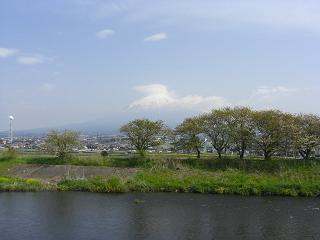 川と富士山２０１０年４月１９日９：５０頃