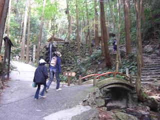 天の岩戸下方