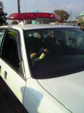 運転席にいますが