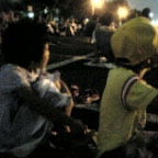 花火を見る二人